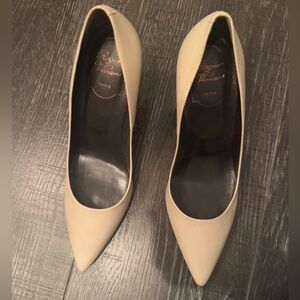 ROGER VIVIER Pointed Toe Pumps • Size 37.5 • Cream/White Heels • NWT RARE